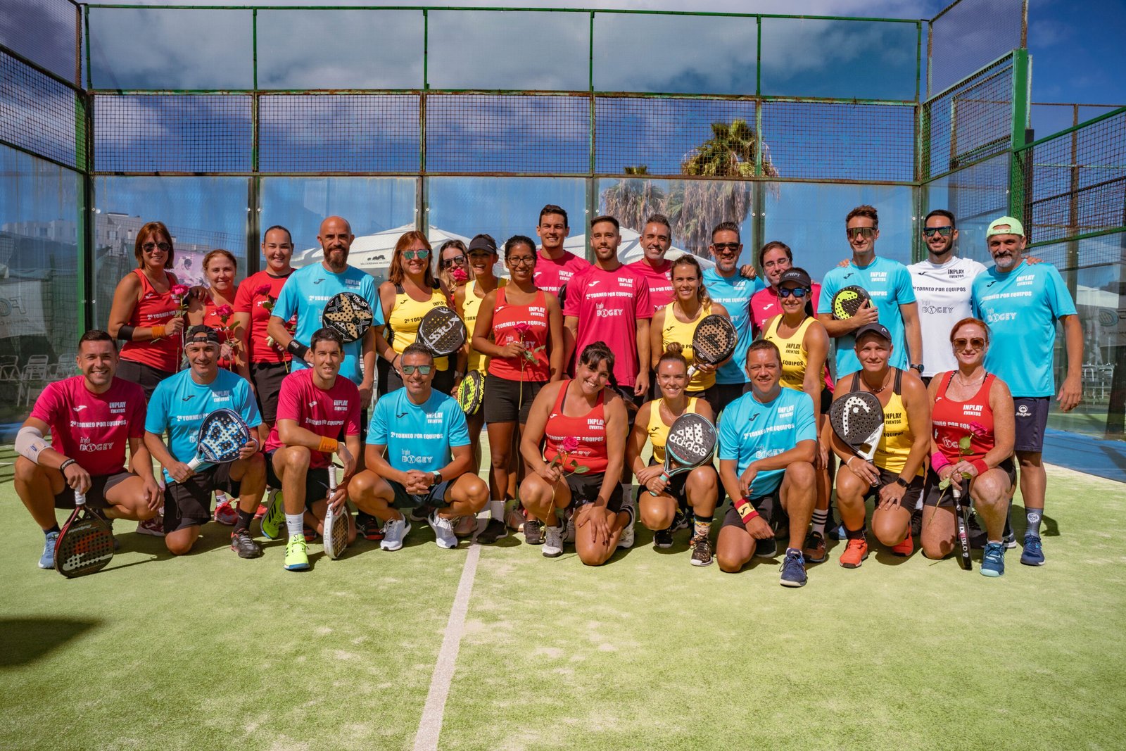 Jugadores y comunidad en un evento de pádel